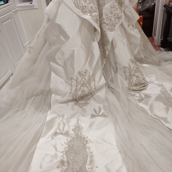 Wedding gown - Picture 3 of 5